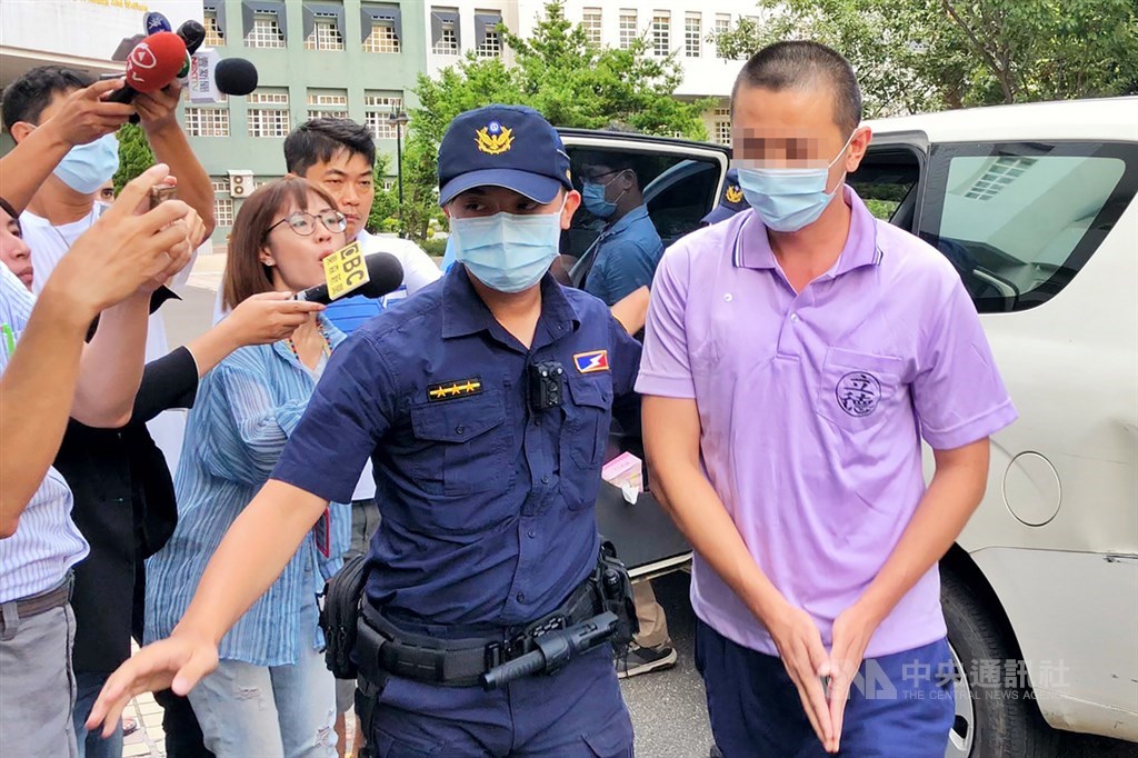 梁姓男子(右)涉嫌砍下母親頭顱從12樓拋下,二審獲判無罪。最高法院29日撤銷二審無罪判決,發回台灣高等法院更審。(中央社檔案照片)