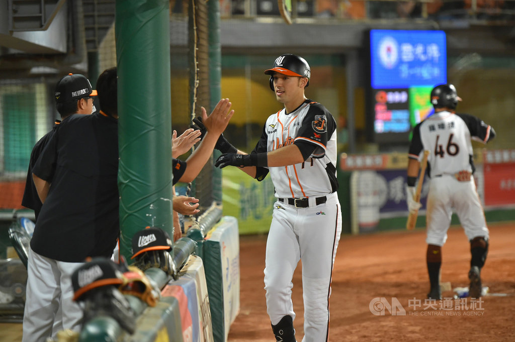 中華職棒統一獅隊29日打線發揮,終場以14比1奪勝,其中林安可(前右)單場雙響砲、貢獻5分打點,更改寫單季30支全壘打最年輕紀錄。(統一獅隊提供)中央社記者謝靜雯傳真 109年9月29日