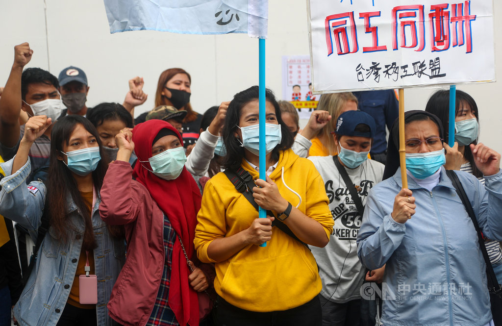 勞動部29日討論內政部所提開放一定條件住宅、商辦大樓可引進營造業移工,移工團體上午在勞動部前召開記者會,痛批引進勞動力無法解決缺工及抑制房價,應讓本地勞工跟外籍勞工同工同酬。中央社記者王騰毅攝 109年9月29日