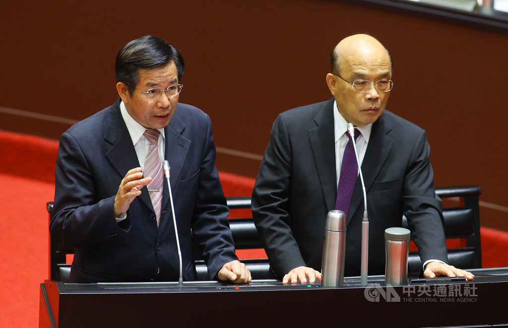 民進黨立委高嘉瑜29日質詢提到,育兒津貼110年是否會從新台幣2500元提高到5000元;教育部長潘文忠(左)表示,這部分會分階段執行,行政院已在做最後的審查,110年一定會啟動。右為行政院長蘇貞昌。中央社記者謝佳璋攝 109年9月29日