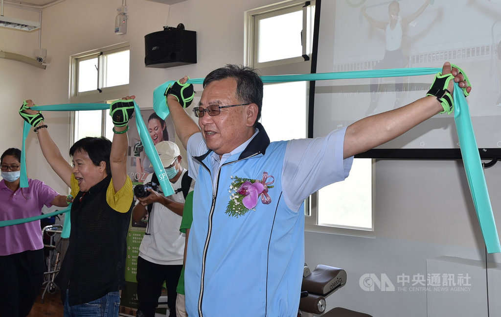 澎湖縣湖西鄉菓葉國小廢校後空間再利用,搖身一變成為健康園區,提供長者社區式照顧與關懷據點,幫助長輩維持良好休閒與社交活動,縣長賴峰偉(右)29日出席剪綵啟用活動,並與長輩們一起跳起健康操。中央社 109年9月29日