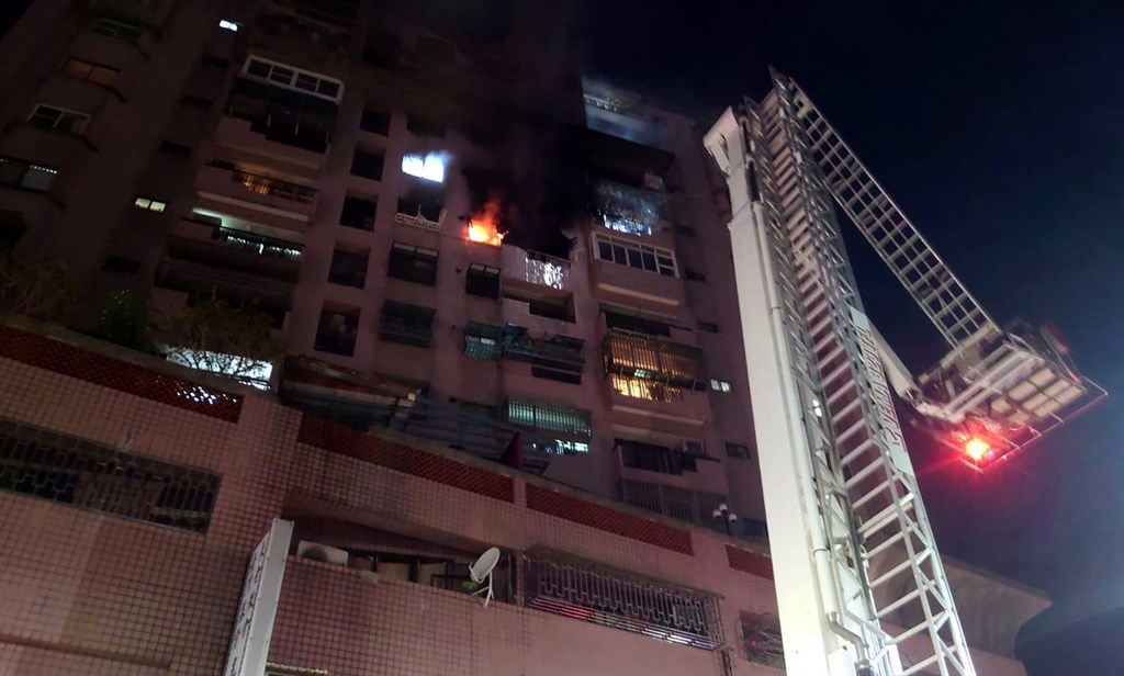 嘉義市保建街一棟住商大樓的住戶29日晚間發生氣爆火警,消防局出動多輛消防車到場搶救,現場一名男子全身燒燙傷,意識不清,對痛有反應,立即送醫急救。(嘉義市消防局提供)中央社記者黃國芳傳真 109年9月29日