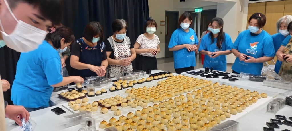 參與活動的志工皆戴著口罩,清洗並消毒雙手,用最嚴格標準配合食品製程的細節。(圖取自教育部網頁edu.tw)