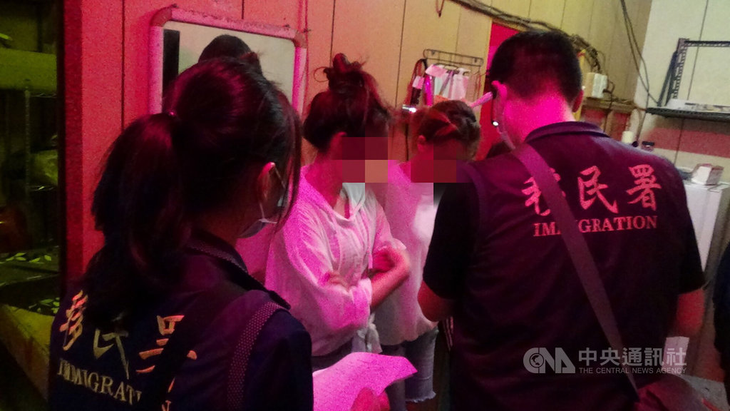 雲林地檢署獲報在東勢鄉私娼寮有外籍女子假觀光、真賣淫,檢方28日指揮專案小組封街掃蕩,帶回29名賣淫女子,並成功破獲一個以蔡姓、丁姓男子等4人所組成的賣淫集團。 (檢方提供) 中央社記者姜宜菁傳真 109年9月29日