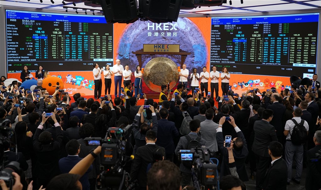 美中金融戰隱然成形,近一年來,曾湧向美國籌資的中國企業紛紛在香港發行股票,雙重掛牌更具「買保險」的味道。圖為阿里巴巴2019年11月26日在香港上市。(中新社)