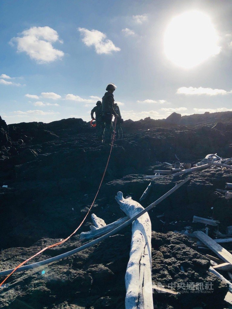 澎湖望安無人島「鋤頭嶼」所發現的疑似二次大戰所遺留的水雷,澎湖防衛部29日順利完成爆毀,人員事後現地檢查狀況。(澎防部提供)中央社 109年9月29日
