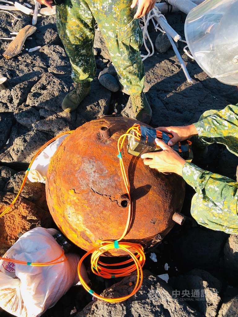 澎湖望安無人島「鋤頭嶼」所發現的疑似二次大戰所遺留的水雷,澎湖防衛部29日進行爆毀,未爆彈處理小組人員上午登島進行安裝TNT炸藥後,完成爆毀。(澎防部提供)中央社 109年9月29日