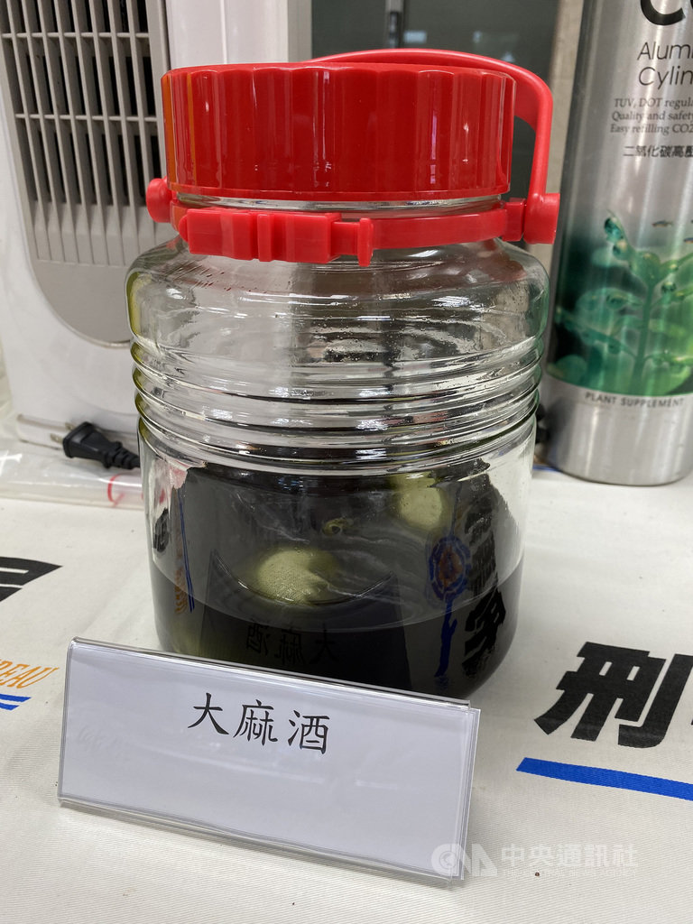 刑事局年初接獲線報,查出42歲李姓男倉儲員在新北市永和區住家自種大麻,23日循線逮捕李男,並查扣市價約新台幣40餘萬元的大麻成品、大麻酒等。中央社記者黃麗芸攝 109年9月29日