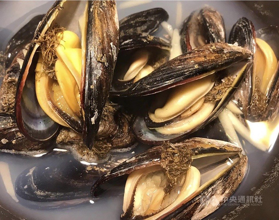 淡菜被譽為「海中雞蛋」,蛋白質含量高,含有8種胺基酸,脂肪含量7%,且多是不飽和脂肪酸,並有豐富的鈣、磷、鐵、鋅和維生素B等,具極高營養價值。中秋節將近,馬祖淡菜也進入銷售高峰。中央社記者邱筠攝 109年9月29日