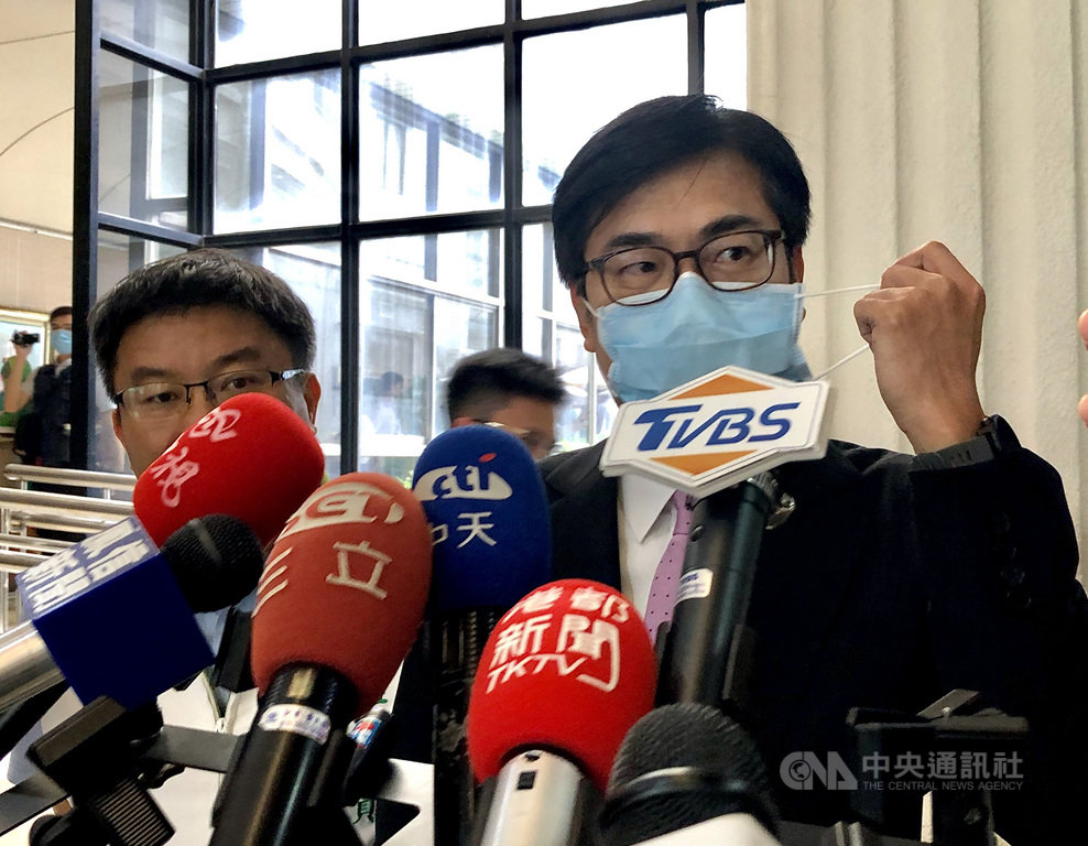 高雄市長陳其邁(右)29日到高雄市議會進行預算籌編簡報,他會前受訪表示,將向議會詳細說明預算編列,算拜碼頭兼報告,市府會謙卑地請教議員,並採納議員合理又切中要害的意見。中央社記者侯文婷攝 109年9月29日