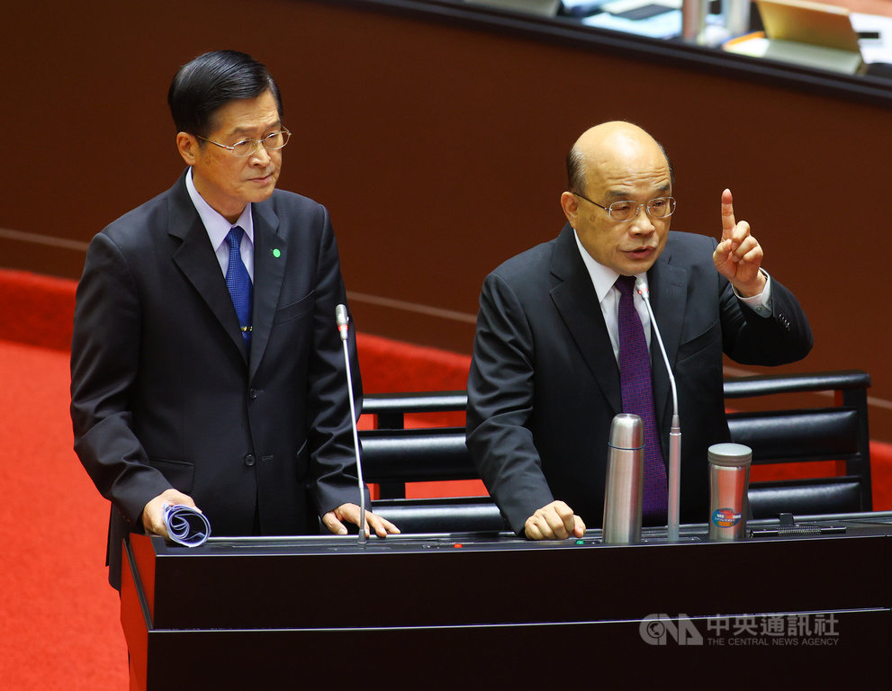 台灣基進立委陳柏惟29日質詢時批評,台灣竟有前元首說首戰即終戰,這是否是全民國防教育「教育得不好」;行政院長蘇貞昌(右)答詢指出,有人說話讓全民失望,相信全民都有評斷,強調決心也是國防的一種。左為國防部長嚴德發。中央社記者謝佳璋攝 109年9月29日