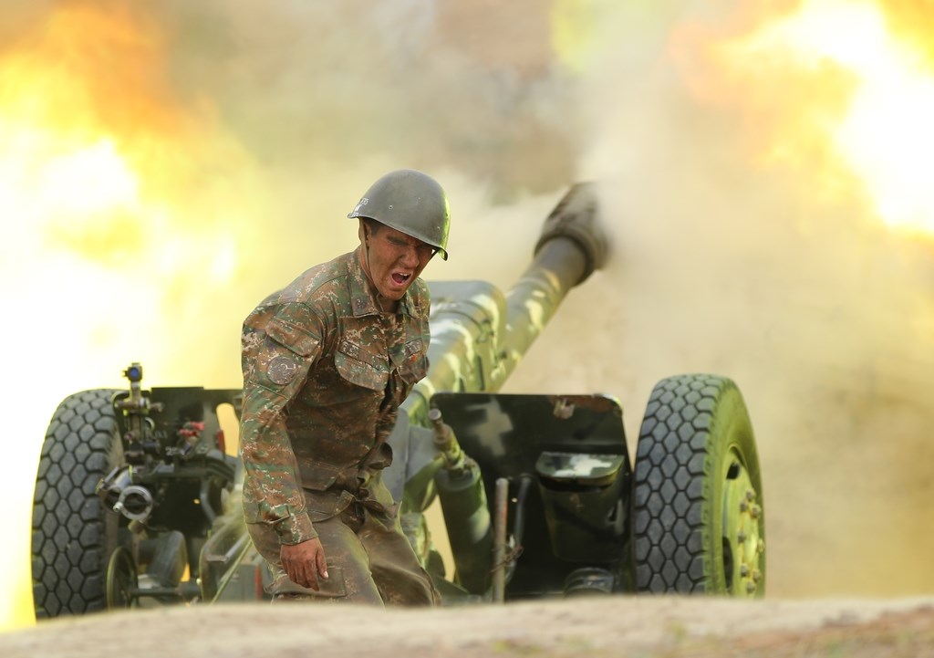 亞美尼亞和亞塞拜然27日雙方爆發激烈衝突,雙方都無視停火呼籲,也都宣稱讓敵方部隊蒙受重大傷亡。圖為亞美尼亞國防部於推特公布交火畫面。(圖取自twitter.com/ArmeniaMODTeam)