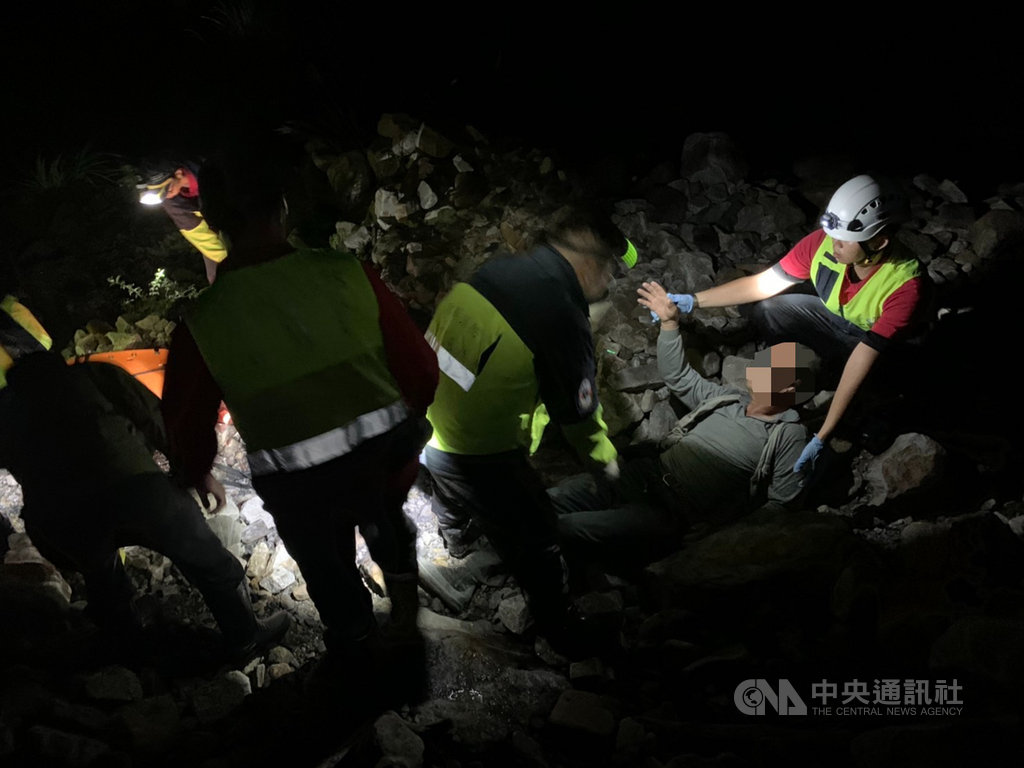 黃姓男子29日晚間與友人前往宜蘭縣大同鄉石頭溪健行步道探勘時,途中疑似突然中風,無法行走。警消接獲報案後入山搶救,於30日凌晨將他搬運下山送醫救治。(宜蘭縣消防局提供)中央社記者沈如峰宜蘭縣傳真 109年9月30日