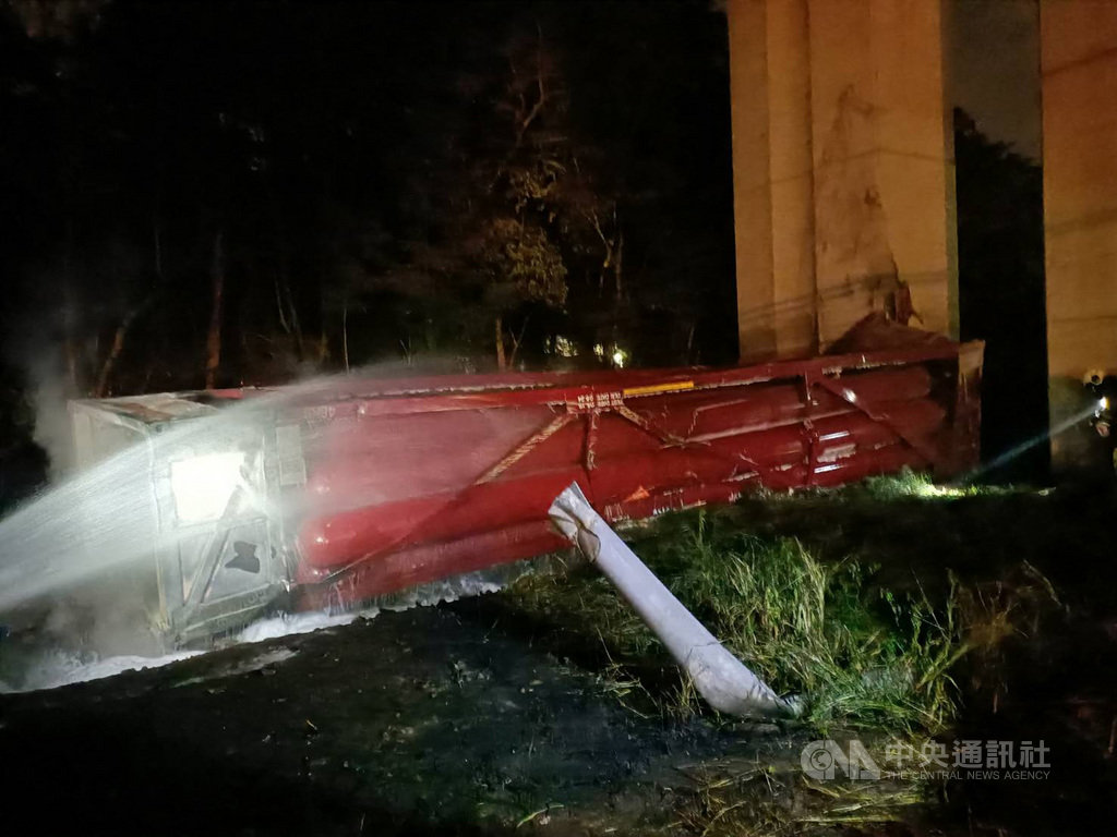 一輛槽車載運氫氣30日凌晨行經國道3號接國道1號彰化系統,疑因操作不當翻覆並撞擊護欄,強大撞擊力造成車頭與車體分離,氣體桶槽從高架匝道墜地後起火燃燒。(警方提供)中央社記者蕭博陽彰化縣傳真 109年9月30日
