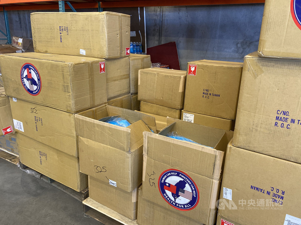 屏東縣政府捐贈包含護目鏡、防護面罩、拋棄式防護圍裙各2000份,及檢驗用手套1萬雙等防疫物資,提供美國亞歷桑那州第一線醫護及警消人員使用。(屏東縣政府提供)中央社記者郭芷瑄傳真 109年9月30日