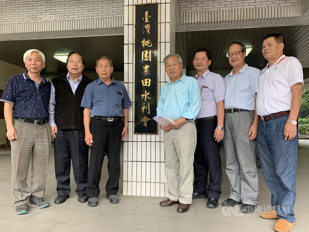 桃園農田水利會長黃金春(右4)30日任期屆滿,下午以「末代會長」之姿離開水利會,在「台灣桃園農田水利會」招牌前留影。中央社記者葉臻攝 109年9月30日