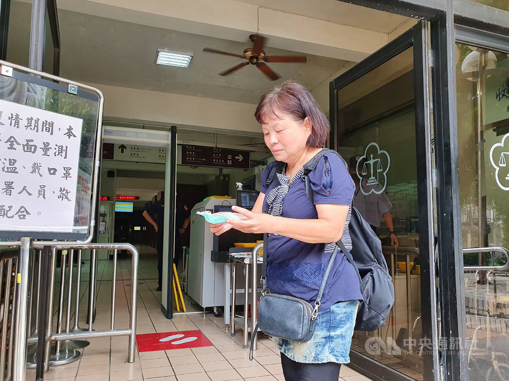 屏東縣議員蔣月惠咬傷女警案,被判處拘役80日、得易科罰金。蔣月惠選擇服勞役,30日前往屏東地檢署報到,因體檢表還沒拿到,報到改到10月12日。中央社記者郭芷瑄攝 109年9月30日