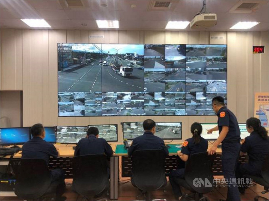 中秋節連續假期將展開,屏東縣警察局30日表示,將以智慧交通中心全程監控易壅塞路段車流,即時聯繫轄區分局派遣員警機動疏導,也將出動無人機協助疏導交通。(屏東縣警局提供)中央社記者郭芷瑄傳真 109年9月30日