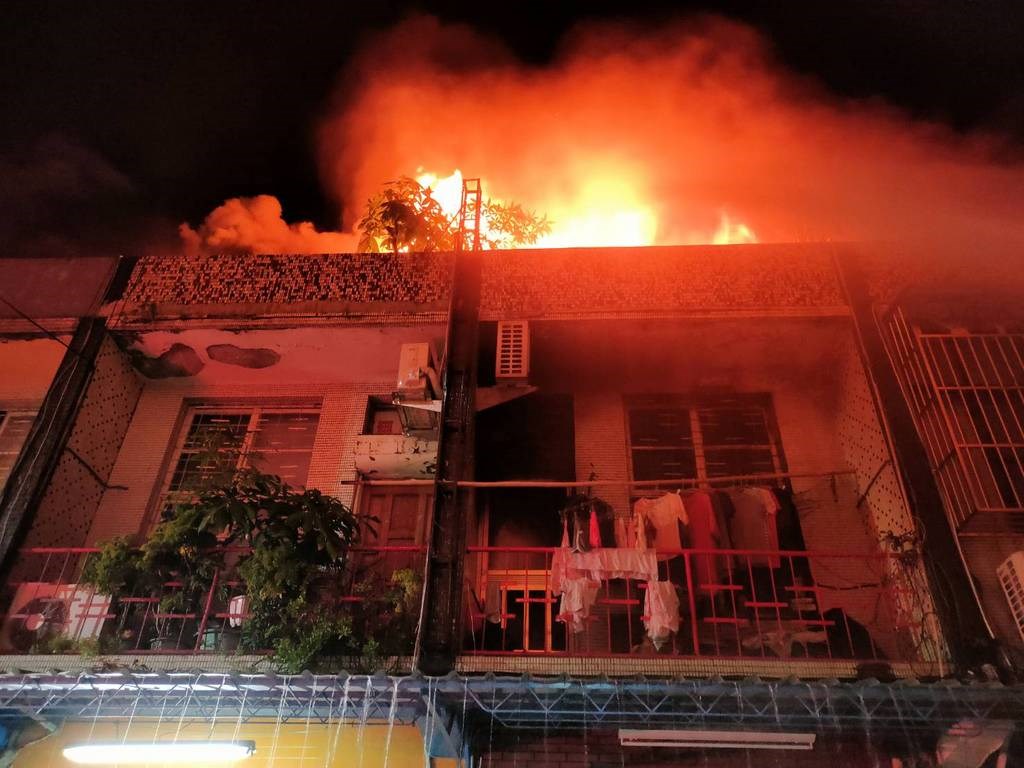 高雄29日夜裡傳出民宅火警,高雄市消防局30日表示,大火延燒隔壁3戶房屋,所幸消防人員成功撲滅火勢,並無人員受困傷亡,起火原因調查中。(高市消防局提供)中央社記者侯文婷傳真