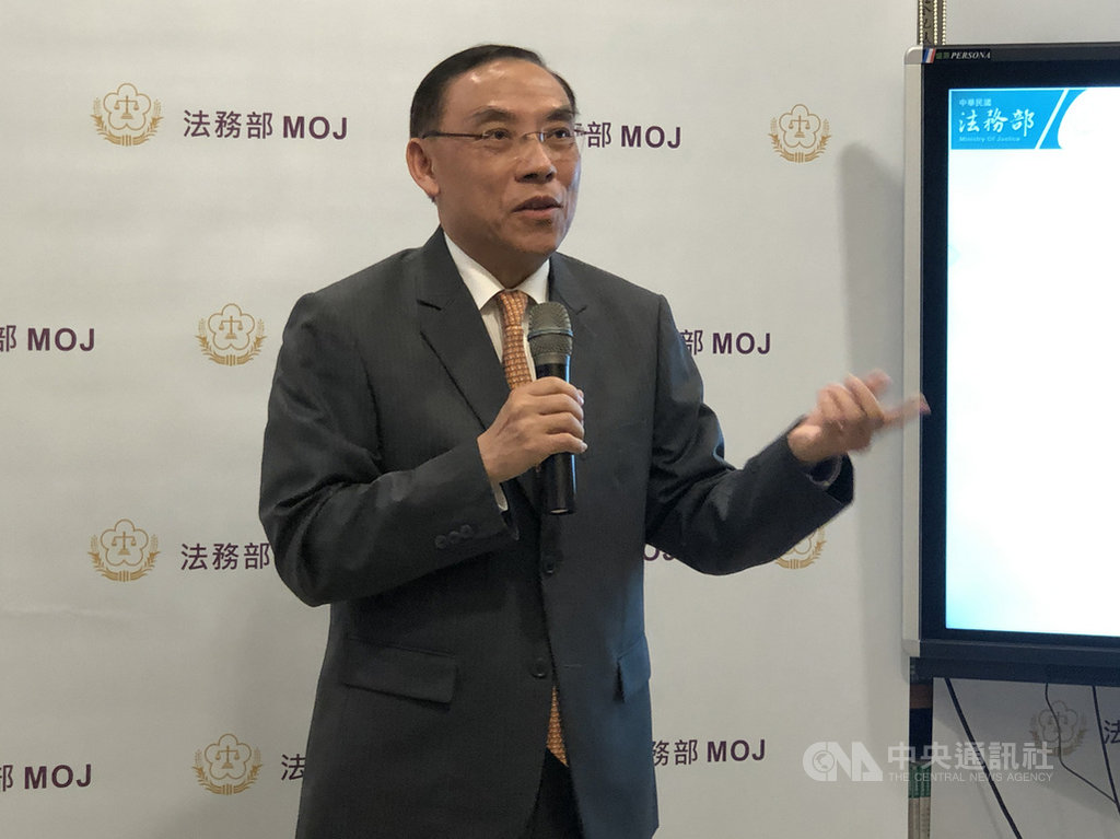 法務部長蔡清祥(圖)30日指出,上午與檢察司人員開會討論涉及毒駕的現行法規是否不足,初步認為毒駕應以最嚴格的刑責處罰,明明知道自己吸毒,就不應該駕車。中央社記者劉世怡攝 109年9月30日