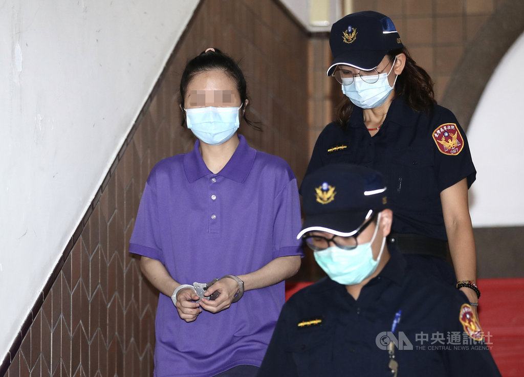 北市林姓女子以鈍器毆打猛掐母親頸部致死,一審認為,林女無殺人犯意,依傷害直系血親尊親屬致死罪判刑18年,經上訴,二審30日認定有殺人犯意,經減刑改判16年。中央社記者張皓安攝 109年9月30日