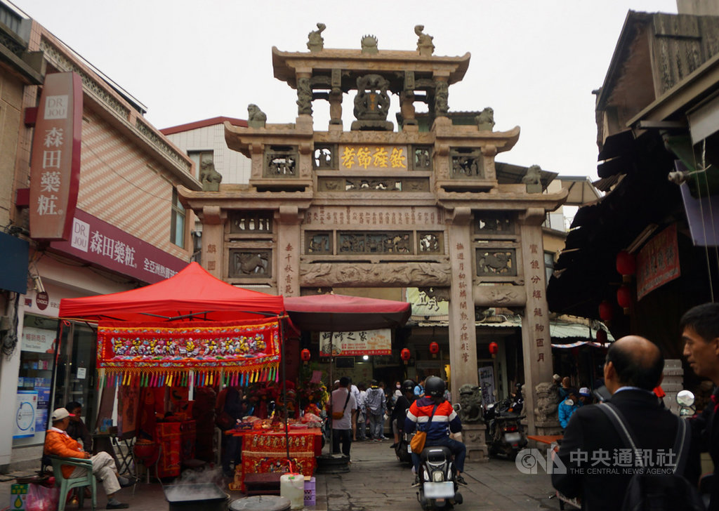 位於金門縣金城鎮後浦老街的國定古蹟「邱良功母節孝坊」,建於西元1812年,是台澎金馬地區規模最大且保存最完整的牌坊,每年吸引大批遊客造訪。中央社記者黃慧敏攝 109年9月30日