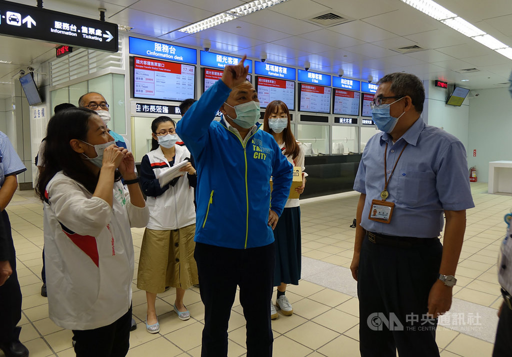中秋連假將展開,新北市長侯友宜(中)30日除赴交控中心、板橋車站等地了解疏運準備工作外,傍晚也前往視察預計10月中旬啟用的新北板橋轉運站,聽取簡報後接受媒體聯訪。中央社記者沈佩瑤攝 109年9月30日