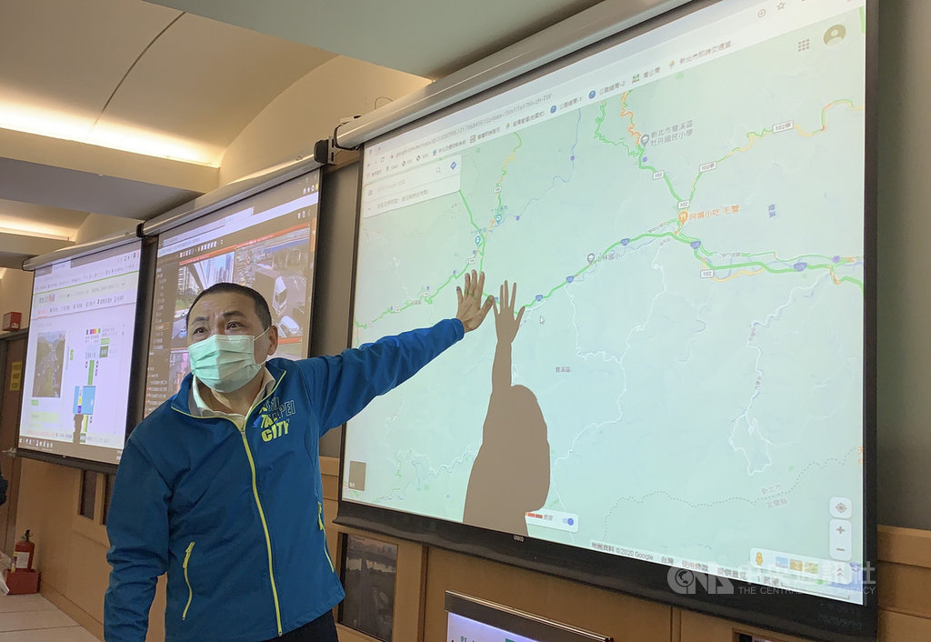 中秋節4天連續假期將登場,新北市長侯友宜30日下午視察疏運準備狀況並表示,國道5號石碇坪林南入匝道將封閉管制,恐造成地面交通流量大增,事先的交通疏導規畫要做好。中央社記者沈佩瑤攝 109年9月30日