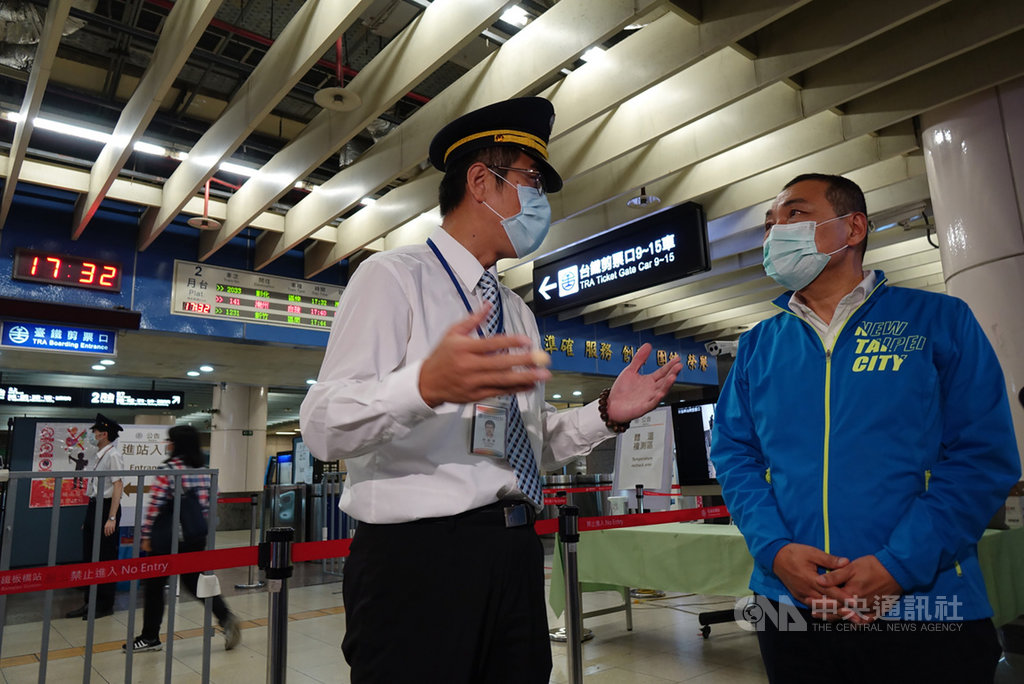 新北市長侯友宜(右)30日傍晚到板橋車站等地視察秋節連假疏運、防疫準備狀況,聽取人員說明,同時也慰勉同仁辛勞。中央社記者沈佩瑤攝 109年9月30日