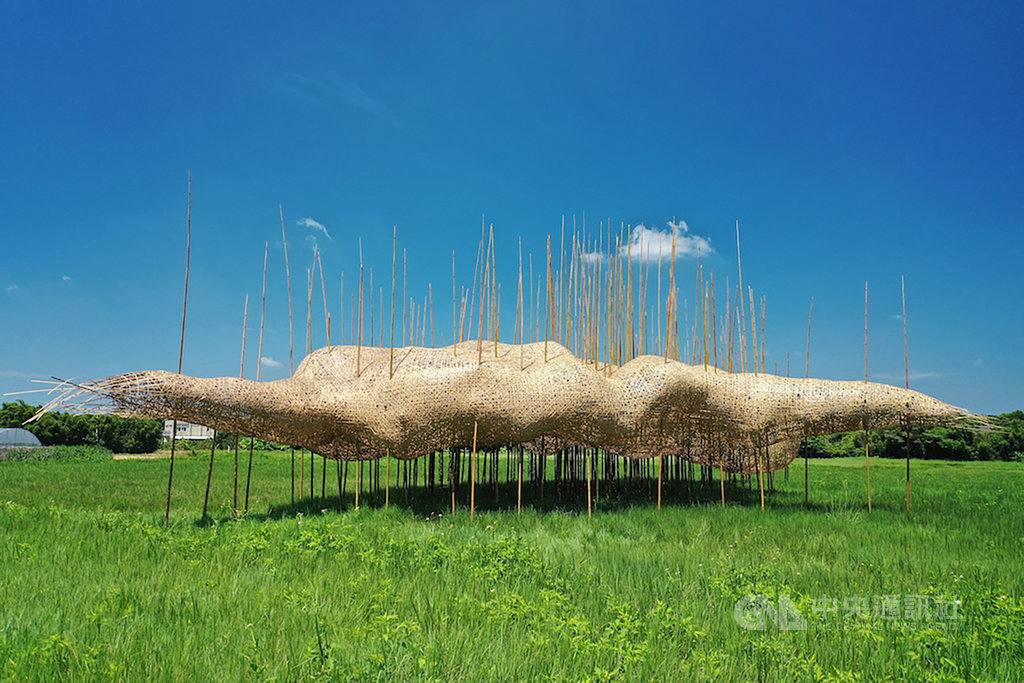 2020桃園地景藝術節持續展開,藝術家游文富作品「竹下秋千」,像是一朵從森林裡長出的浮雲,讓人想躺在竹編的雲層上遨遊;整體以大量竹管與竹編創造出竹林情境,作品下方還有鞦韆。(蔚龍藝術提供)中央社記者鄭景雯傳真 109年9月30日