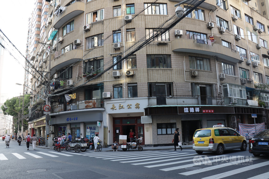 張愛玲永久離開上海前最後一個居住地,位於黃河路上的長江公寓(當時的卡爾登公寓),後來張愛玲的姑姑和姑丈就居住於此。中央社記者張淑伶上海攝 109年9月30日