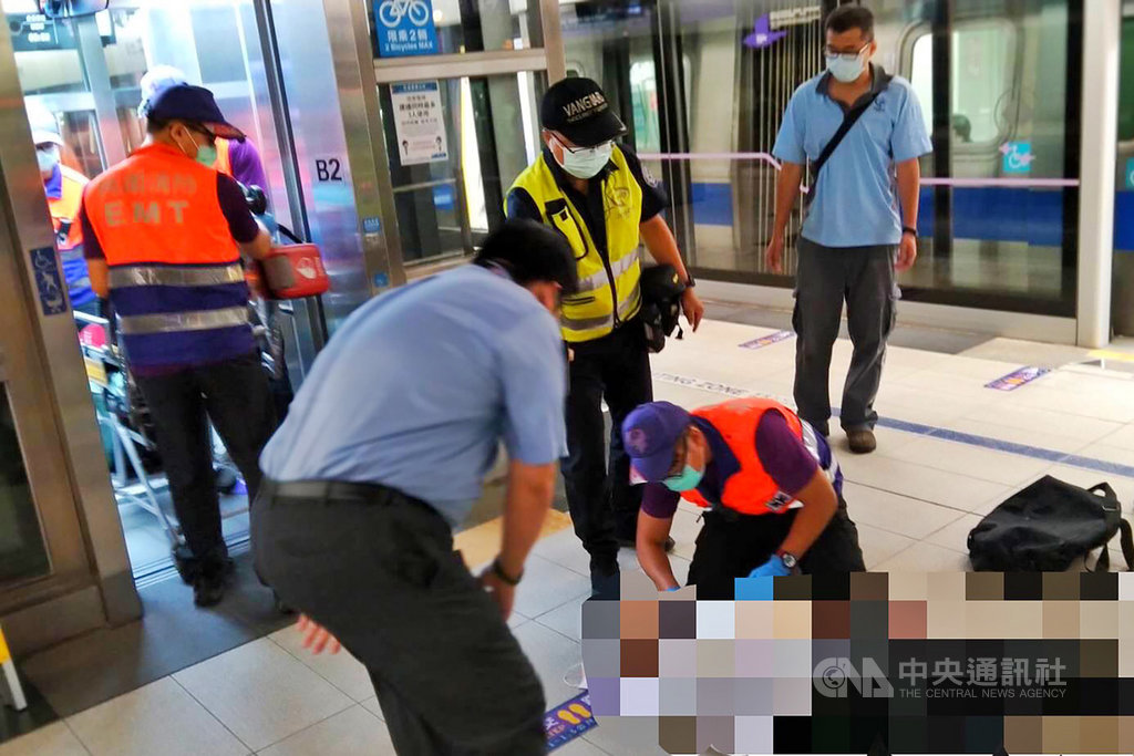 桃捷公司30日指出,一名男乘客在列車抵達A21環北站後,似在座位上昏睡遲未下車,站務人員上前關心才發現他已無生命跡象,立即由護理師引導現場站務人員對患者施行CPR,並通知警消人員到場將男子送醫急救,但仍宣告不治。(民眾提供)中央社記者吳睿騏桃園機場傳真 109年9月30日