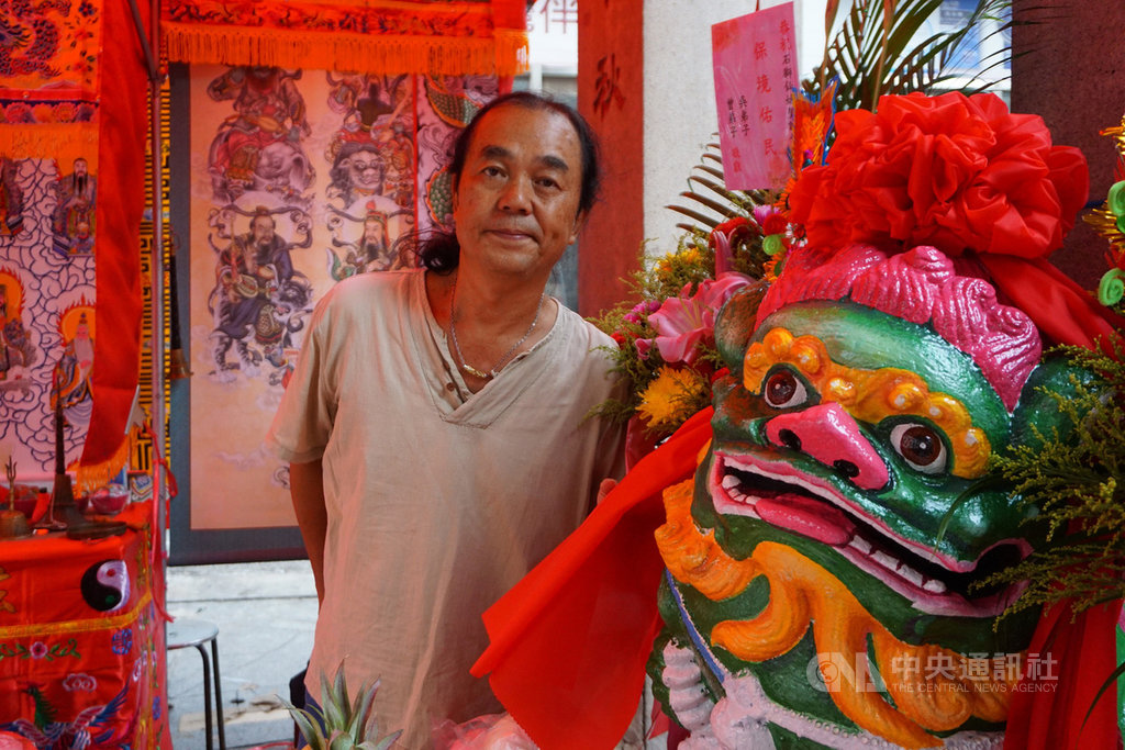 金門陶藝家王明宗彩繪國定古蹟邱良功母節孝坊下方石獅引議,但他認為,彩繪石獅仙姑是地方民俗,而且行之有年,每隔幾年就會重新上色一次。中央社記者黃慧敏攝 109年9月30日