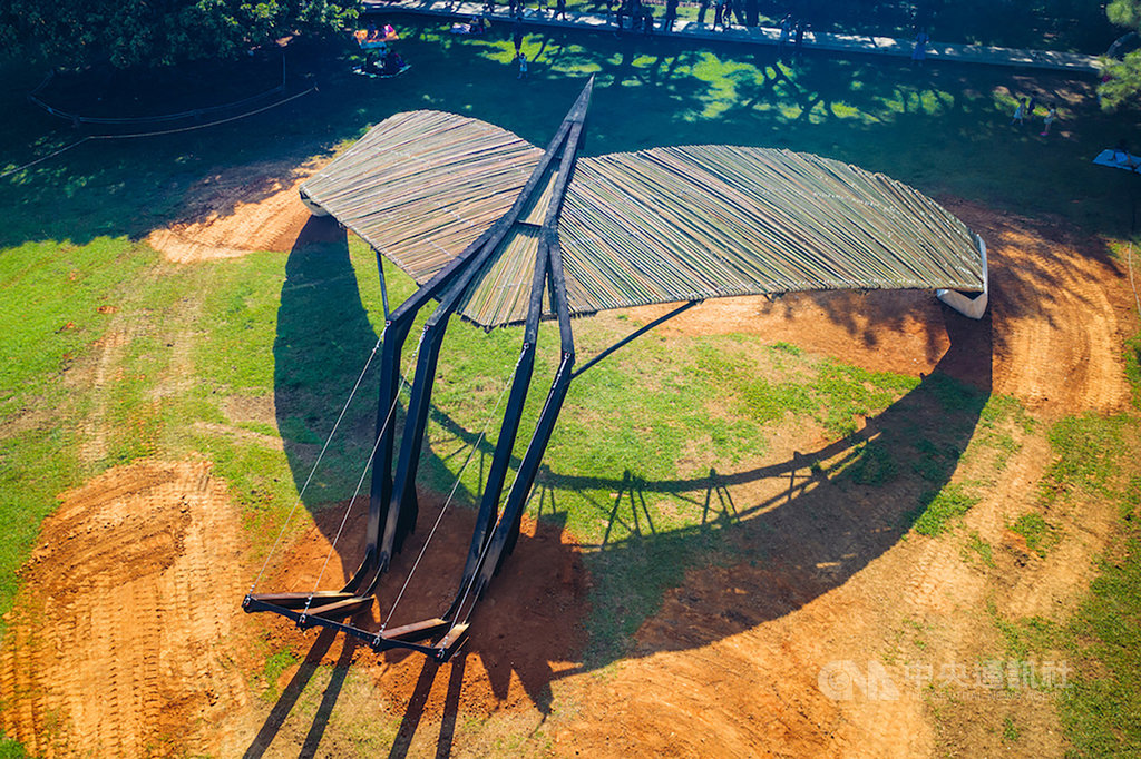 印尼藝術家埃凡.阿迪維拉(Effan Adhiwira)作品「天降雄鷹」在2020桃園地景藝術節中展出,設置在中央大學校區內,其創作發想來自印尼國徽上的迦樓羅鳥,展現出傳統與現代的兼容並蓄。(蔚龍藝術提供)中央社記者鄭景雯傳真 109年9月30日