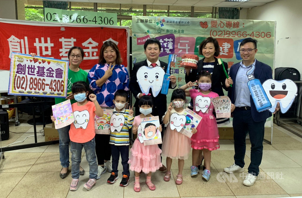 新北市牙醫師公會代表30日到創世基金會板橋分院與幼兒園孩童一起擔任閃亮天使,宣導正確刷牙觀念,同時宣布「護牙保健康」繪畫比賽開跑,呼籲大眾關心弱勢植物人。(創世板橋分院提供)中央社記者黃旭昇新北市傳真 109年9月30日