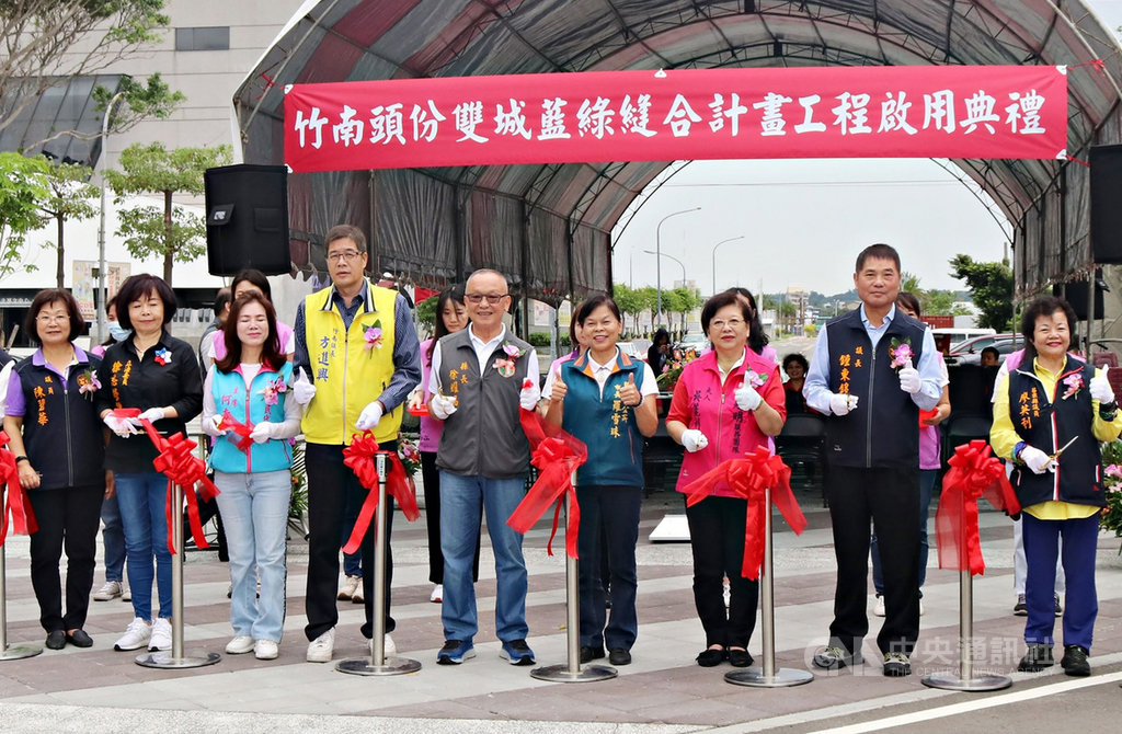 苗栗縣政府爭取前瞻計畫補助,辦理「竹南頭份雙城藍綠縫合計畫」工程,30日完工啟用,縣長徐耀昌(前左5)等人出席剪綵。(苗栗縣政府提供)中央社記者管瑞平傳真 109年9月30日