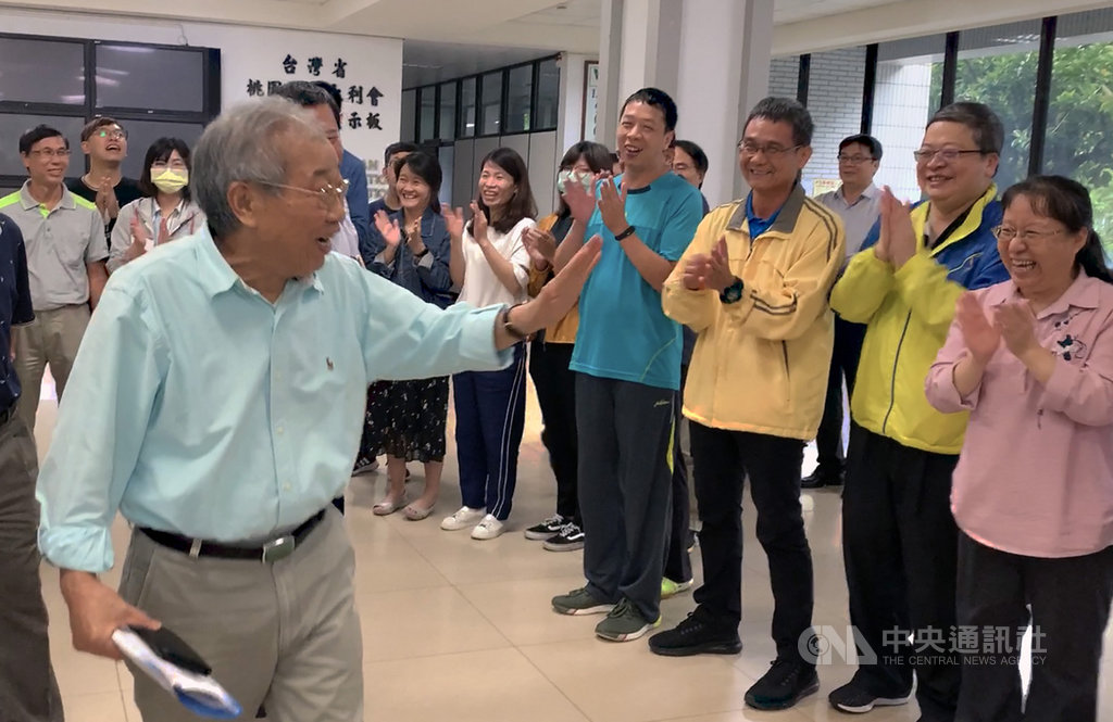 桃園農田水利會長黃金春(前左)30日任期屆滿,過程中與同仁問候、告別,不少員工在大廳門口等候高喊「謝謝會長照顧」,黃金春則笑著揮手致意。中央社記者葉臻攝 109年9月30日