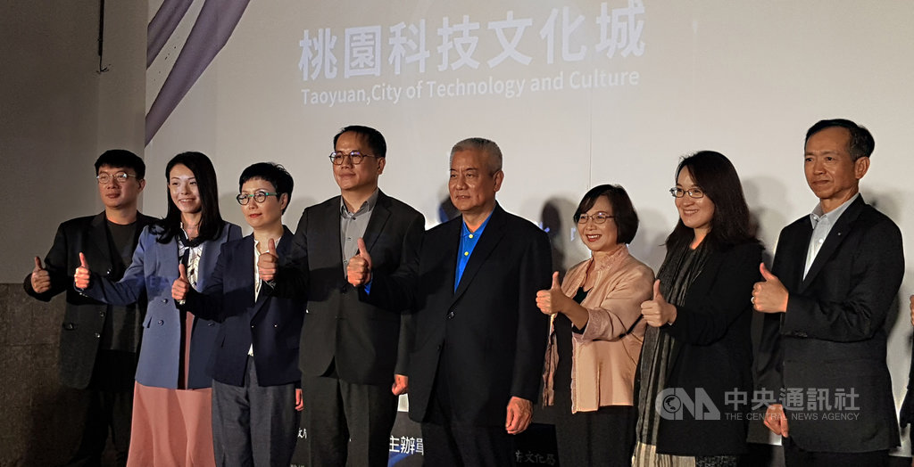 「桃園科技文化城X文策院」聯合記者會30日在台北舉行,桃園市副市長高安邦(右4)、文化部次長彭俊亨(右5)、文策院董事長丁曉菁(左3)、民眾黨籍立委高虹安(左2)等出席,會中宣布文策院將協助2020桃園科技藝術節舉辦一場前導藝術論壇。中央社記者鄭景雯攝 109年9月30日