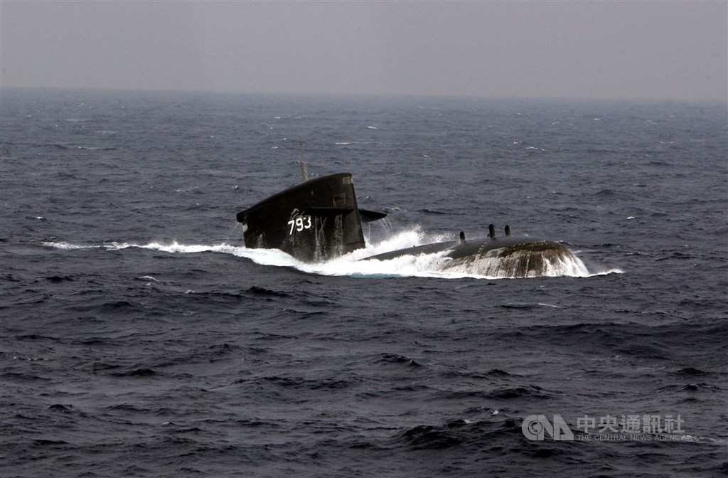 國防部表示,軍方推展的「劍龍級潛艦戰鬥系統提升案」預計從110年起執行人員訓練、裝備產製交運及交付部分文件。圖為劍龍級潛艇海龍軍艦。(中央社檔案照片)