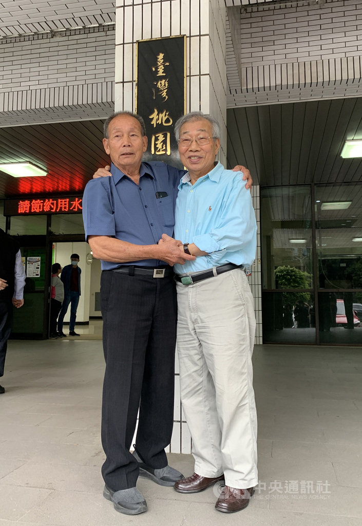 桃園農田水利會長黃金春(右)30日任期屆滿,以「末代會長」之姿離開水利會,下午與會務委員莊瑞祥(左)擁抱告別。中央社記者葉臻攝 109年9月30日