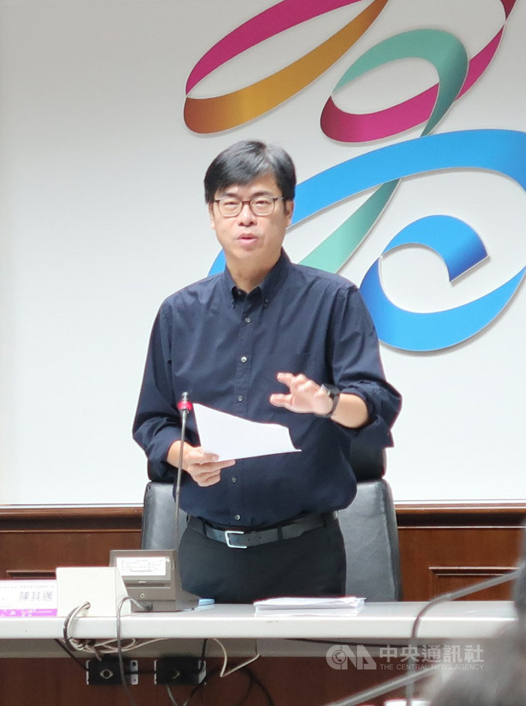 高雄市長陳其邁30日出席「高雄市身心障礙者權益保障推動小組」會議,允諾強化國民運動中心的特殊設施,提供身障者更好的服務。中央社記者王淑芬攝 109年9月30日