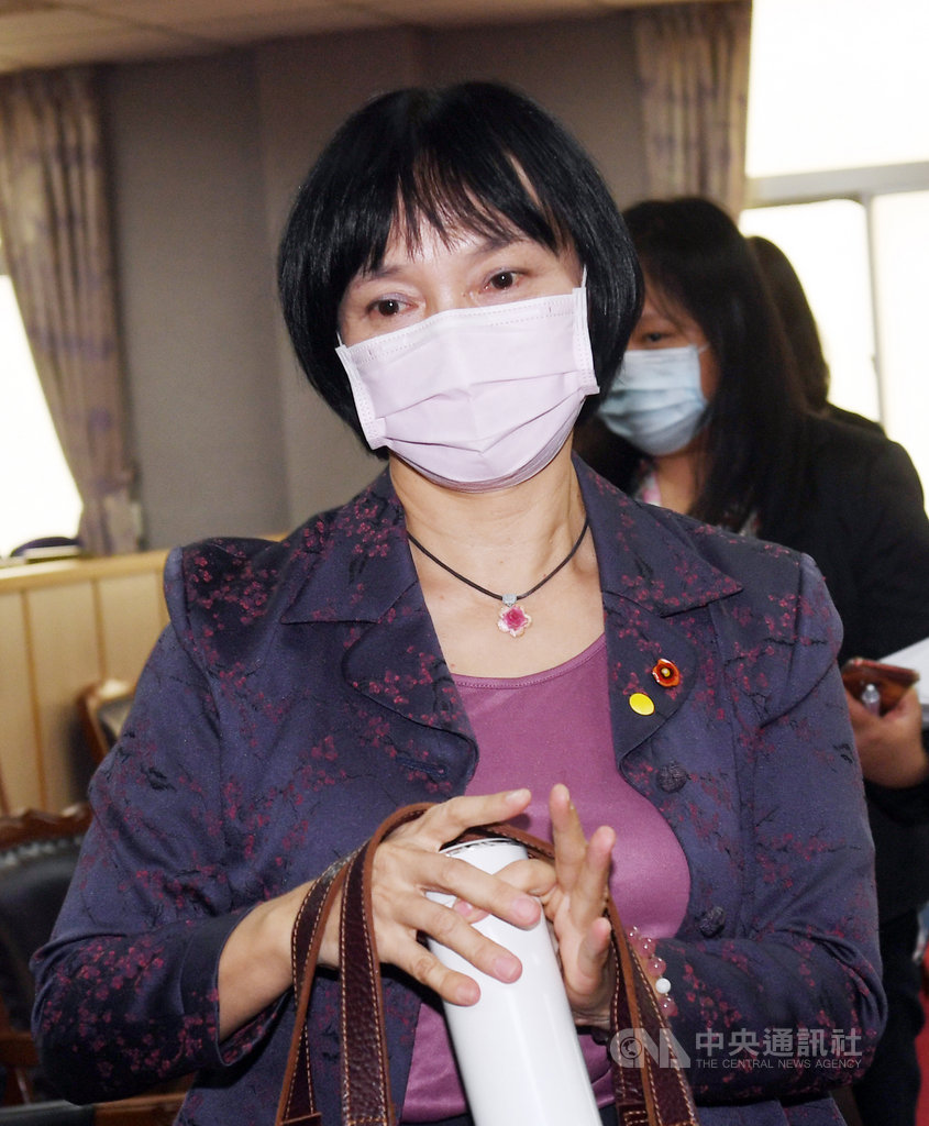 對於9份大法官釋憲檔案何時移交檔案局,促轉會主委楊翠(前)30日在立法院表示,調閱過程中已充分與司法院溝通、協調,司法院已主動認定為政治檔案,預定11月將移交給檔案局。中央社記者施宗暉攝 109年9月30日