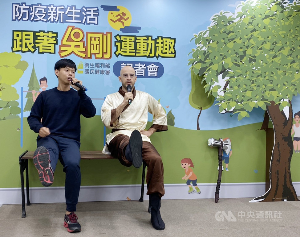中秋連假將近,衛生福利部國民健康署為了提醒民眾,別在連假攝取過多熱量又少動,邀請藝人吳鳳(右)扮演中秋神話代表人物「吳剛」,與專業運動指導員何家驊(左)示範公園運動巧思。中央社記者陳偉婷攝 109年9月30日