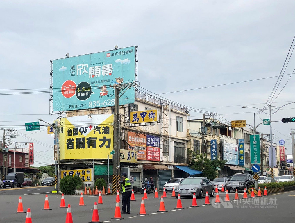 中秋連假首日,1日一早南下墾丁及前往台東的車潮開始湧入屏東,警方上午7時許在匯集車流的台1線枋寮鄉水底寮三叉路口,實施調撥車道,供南下車流使用。(枋寮警分局提供)中央社記者郭芷瑄傳真 109年10月1日