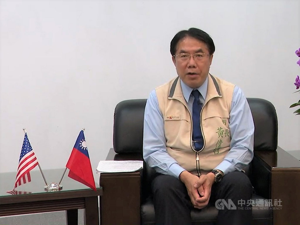 美國亞利桑那州9月29日在馬里柯帕郡舉辦儀式感謝台灣捐贈醫療物資協助防疫,台南市長黃偉哲(圖)以視訊錄影方式越洋致詞,背景放上中華民國和美國國旗。(駐洛杉磯辦事處提供)中央社記者林宏翰洛杉磯傳真 109年10月1日