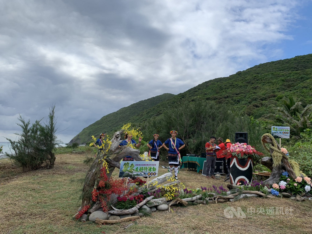 屏東至台東間阿塱壹古道1日起開放從台東南田入山,首發團出發前舉辦盛大的祈福、啟用儀式。(台東縣政府提供)中央社記者張祈傳真 109年10月1日
