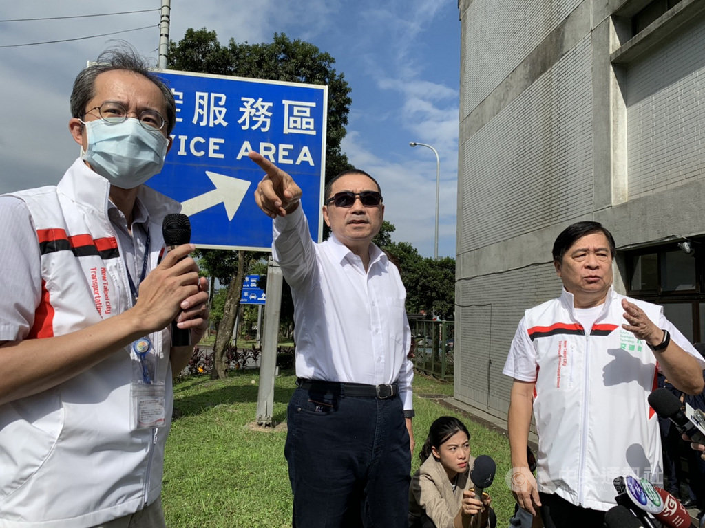 中秋連假首日,新北市長侯友宜(前中)1日前往國道5號石碇休息站視察地區平面道路,指示交通局、警察局、交通大隊嚴肅面對交通挑戰,全力疏導。(新北市府交通局提供)中央社記者黃旭昇新北傳真 109年10月1日