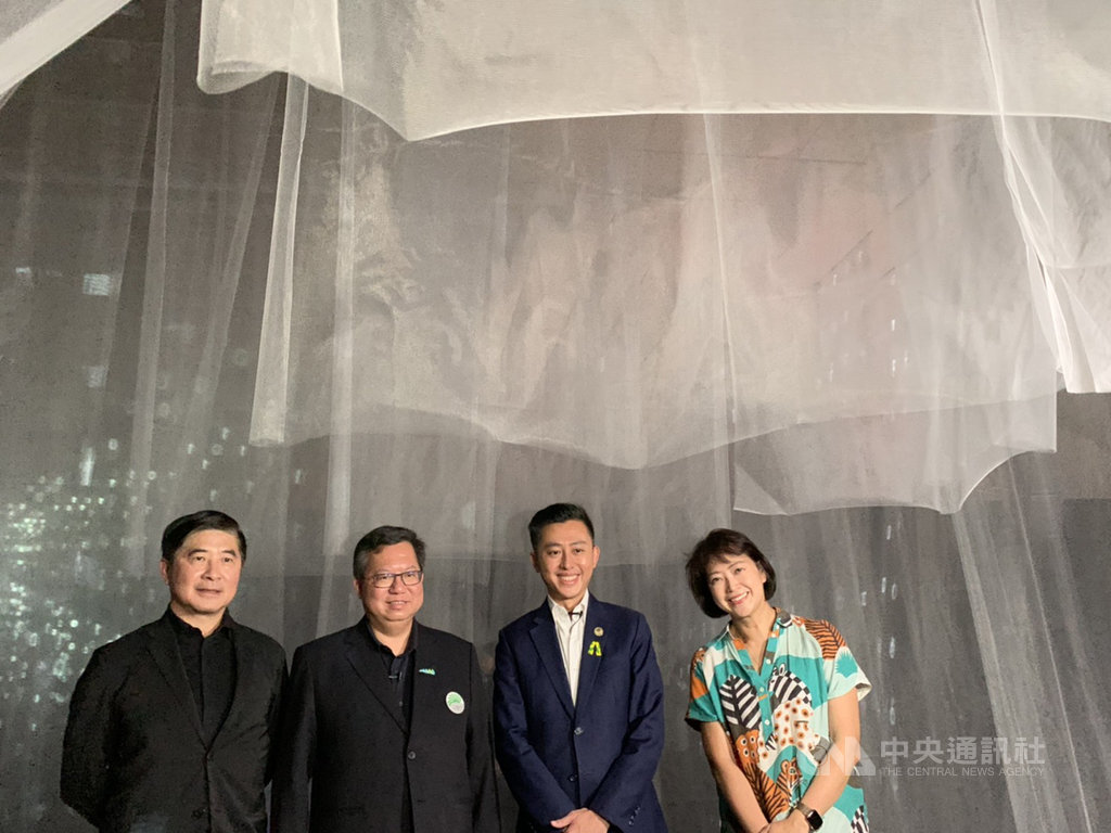 桃園市長鄭文燦(左2)1日率團參訪2020台灣設計展「CHECK in HSINCHU — 人來風」,新竹市長林智堅(右2)化身導覽員,帶領參觀充滿科技風的主場館。中央社記者魯鋼駿攝 109年10月1日