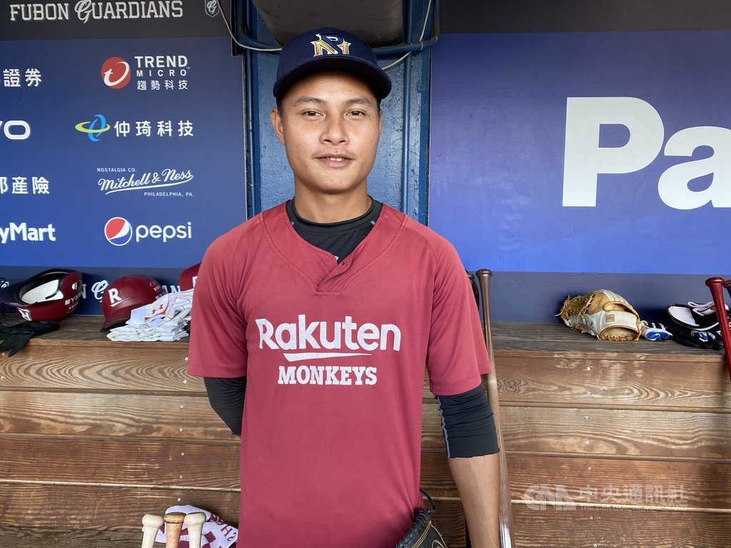中華職棒樂天桃猿隊年僅21歲的投手萬昭清(圖)9月30日中繼2局飆4次三振,總教練曾豪駒1日稱讚他表現很好,「看到他的拚勁,勇於對決打者」。中央社記者楊啟芳攝 109年10月1日