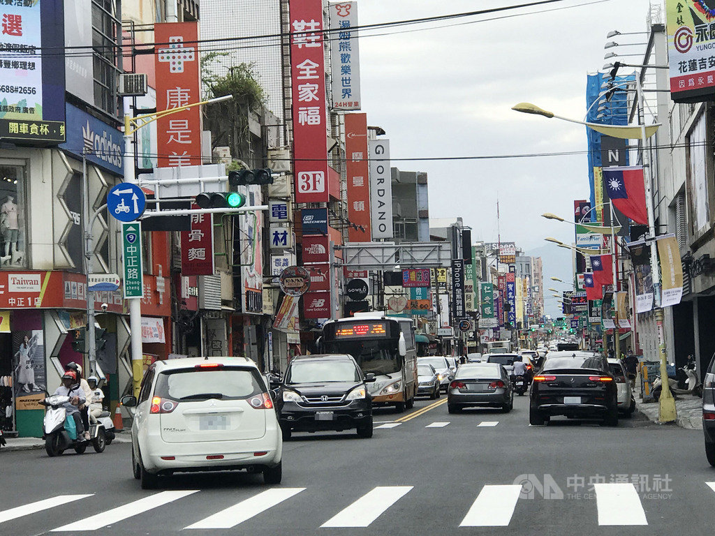 中秋連假第一天,交通部公路總局預估蘇花路廊將突破1.6萬車次,花蓮市區1日下午車流明顯增多。中央社記者張祈攝 109年10月1日